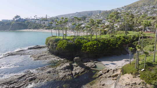 风景如画的拉古纳海滩与海洋橙色县岩石上的