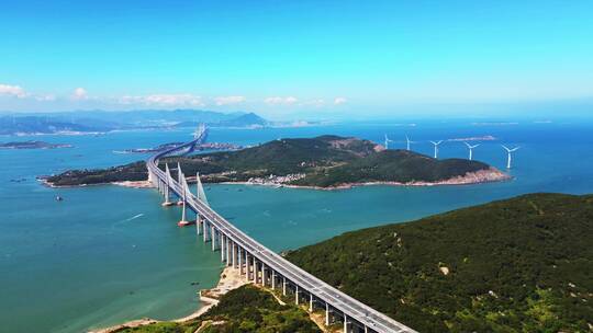 海上大桥横跨水面气势恢宏