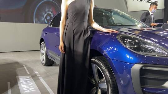 齐鲁国际车展，车模靓丽吸引眼球视频素材模板下载