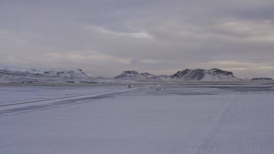 4K冰岛雪山雪地北极圈公路汽车航拍