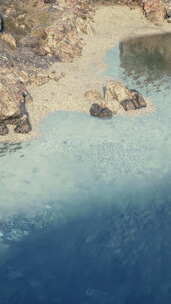 水体周围岩石悬崖的鸟瞰图