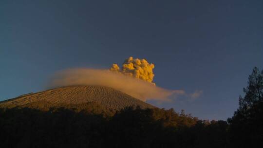 火山在烟尘中喷发