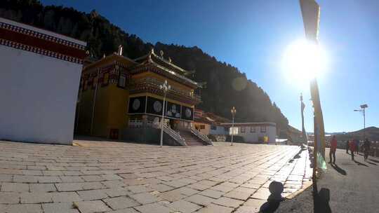 阳光晴天下四川阿坝红原达格则藏传寺庙