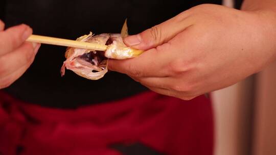 用筷子给小黄鱼去内脏的方法