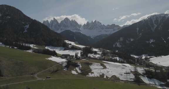 意大利多洛米蒂白雪覆盖的山峰圣塔玛达莱纳