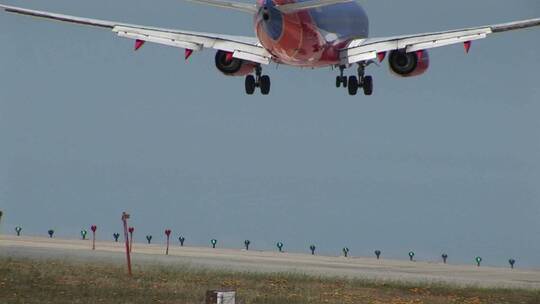 飞机降落在机场跑道上视频素材模板下载