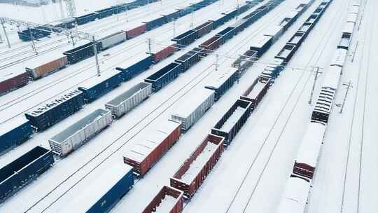 雪中铁轨上的货运火车