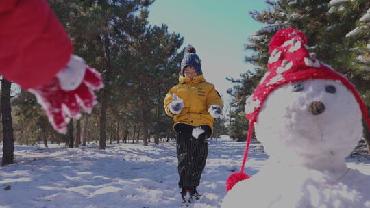 快乐儿童在雪地里打雪仗