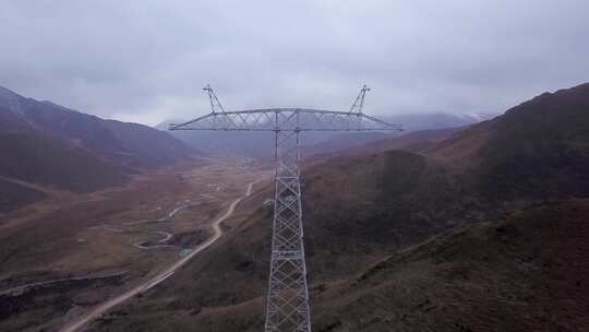 4K青藏高原特高压电力建设立塔施工02视频素材模板下载