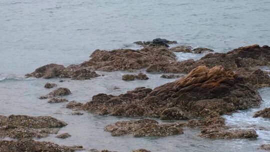 实拍海面中的礁石暗礁