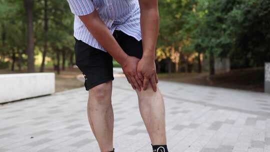 腰腿疼痛行走不便的中年人视频素材模板下载