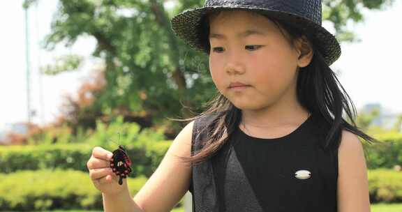 可爱小女孩抓到一只可爱的蝴蝶