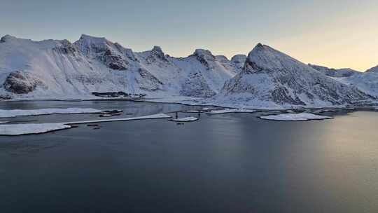 挪威罗弗敦群岛北极圈雷纳冬季雪景高空航拍