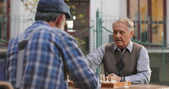 在院子里下棋的老人