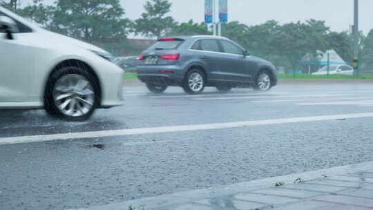 夏天暴雨中在公路上飞驰的车流慢镜特写