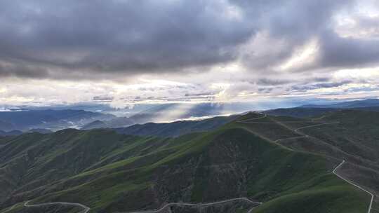 西藏阳光洒在青山上的光影