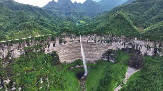 航拍美丽中国喀斯特地貌高山、森林、瀑布