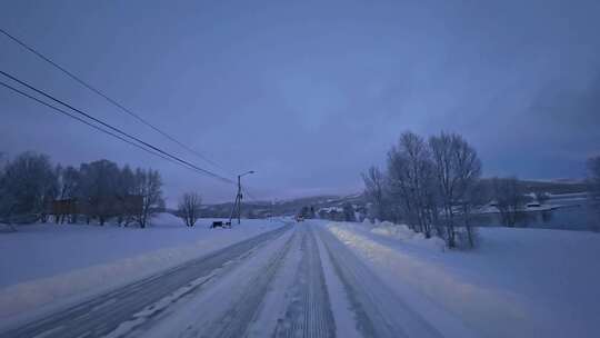 挪威塞尼亚岛北极圈峡湾地貌冬季雪景公路