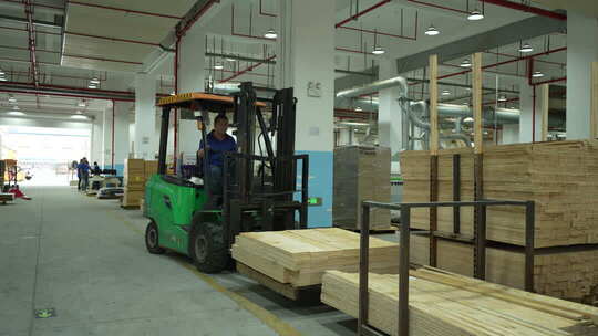 仓库叉车工人搬运木板场景