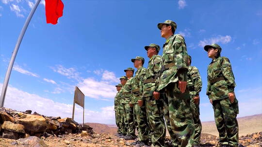 沙漠边防战士向国旗敬礼 侧 近景 摇 鱼眼视频素材模板下载