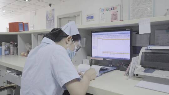 在医院做病例报告认真工作的护士视频素材模板下载