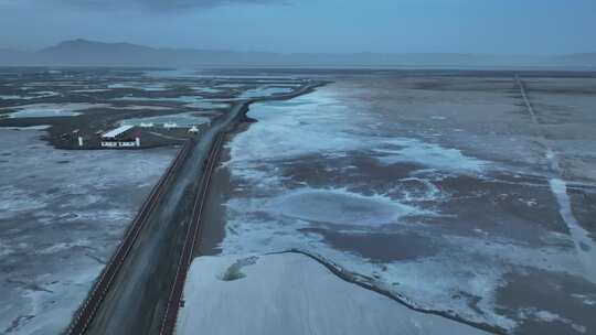 青海海西大柴旦翡翠湖道路建筑航拍视频