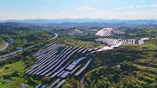 广东梅州五华县山坡上的太阳能光伏板全景