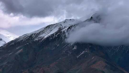 巍峨的雪山