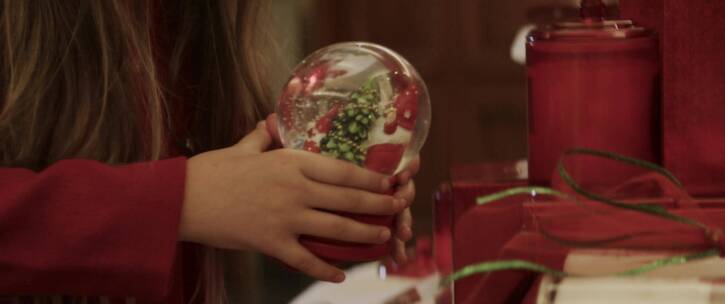 女孩拿着圣诞玻璃球
