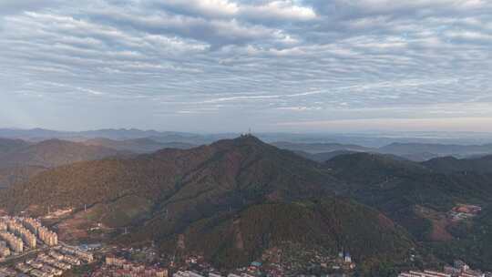 群山环绕城市的空中全景