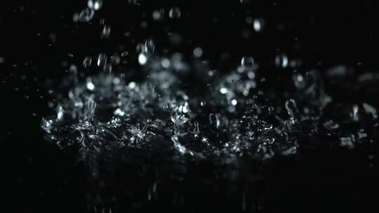 慢动作镜头-黑色的水滴、水元素