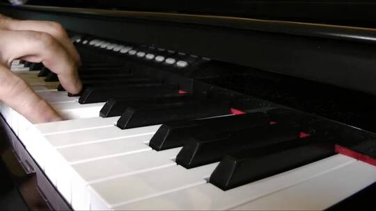 弹钢琴的特写视频素材模板下载