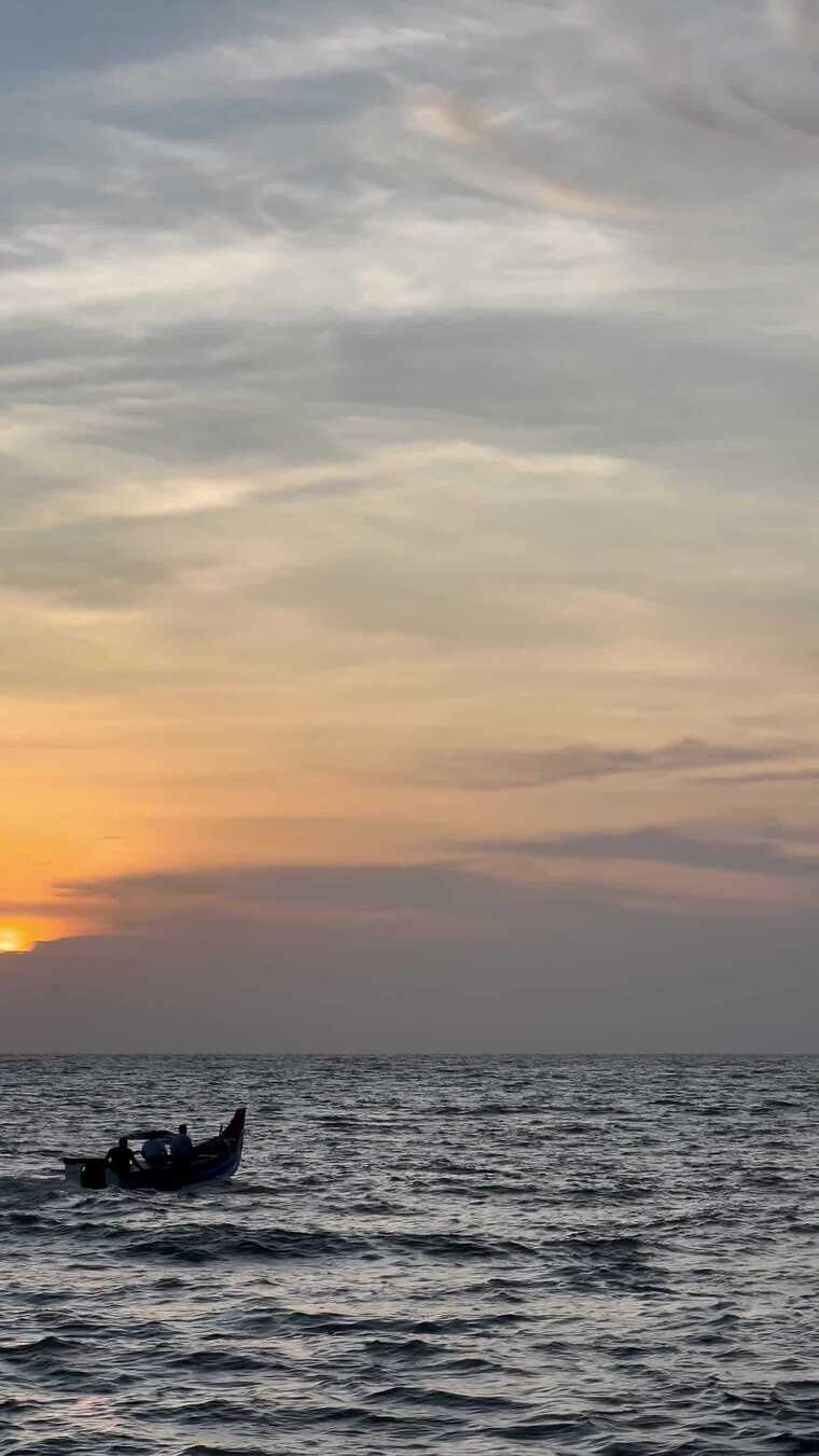 日落时大海中的小船