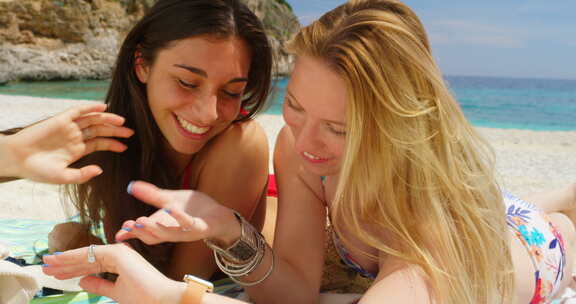 朋友、女人和智能手机，用于海滩、短信和交