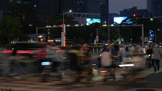 夜晚城市道路的路人