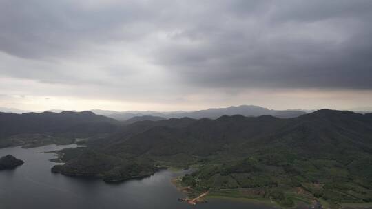 飞向河流山脉山林