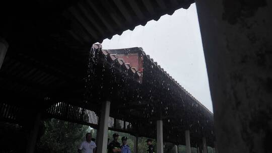 泉州开元寺闽南古厝屋檐雨水下雨天