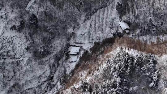 秦岭山里雪后村庄农家小院