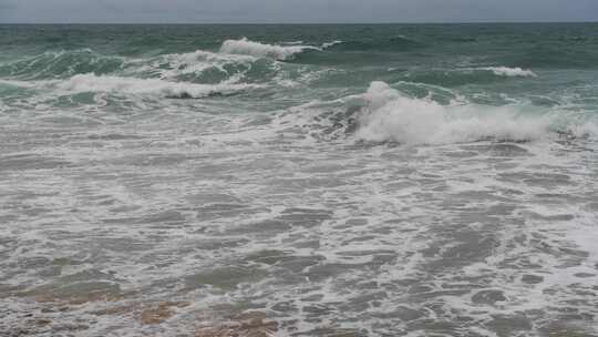 泰国普吉岛海水冲刷沙滩溅起浪花特写镜头