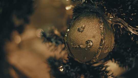 金色圣诞树装饰品