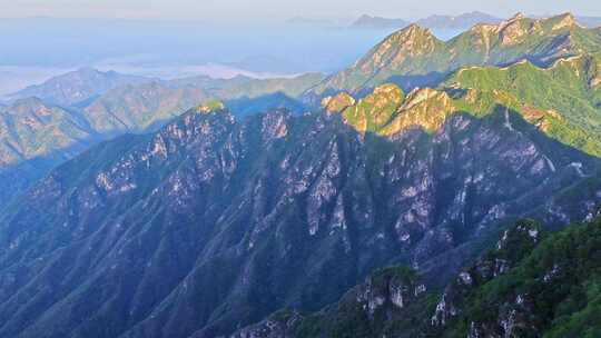 夏季早晨阳光下青山云海长城风光