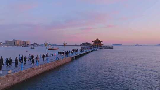 4K航拍青岛栈桥夕阳海景