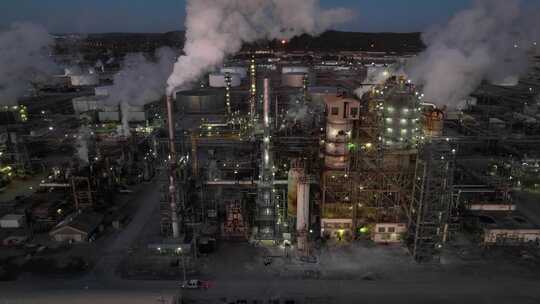 美国俄克拉荷马州塔尔萨的炼油厂。上升的空中显示水蒸气、烟雾、蒸汽