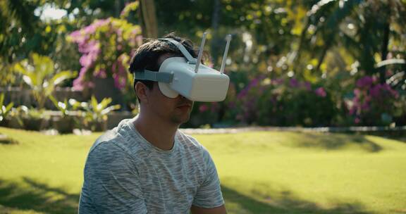 戴着虚拟现实眼镜的人正在玩虚拟游戏