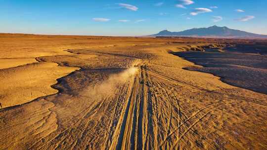 航拍汽车行驶在沙漠中州魔怪谷州立公园