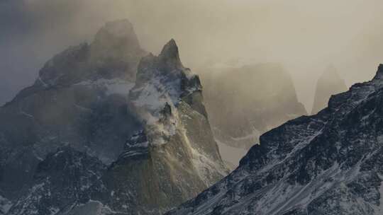 雪山云雾环绕自然景观