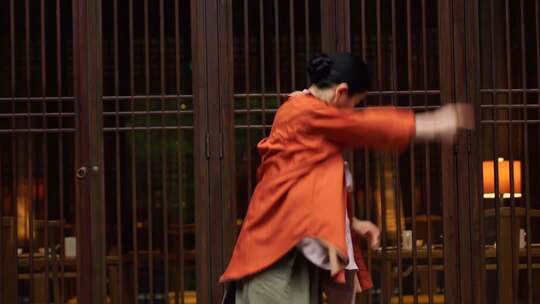 4K美女在古色古香的房子里舞蹈