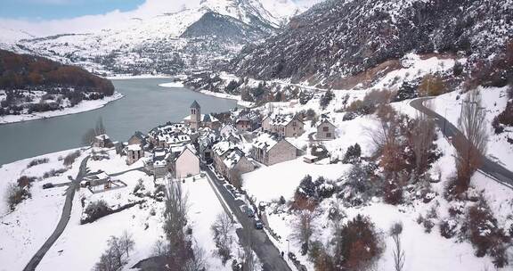 航拍被雪覆盖的村庄
