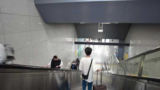 杭州地铁下电梯视频素材模板下载