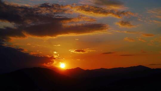 清晨山上日出延时 阳光云朵山峰早上太阳光